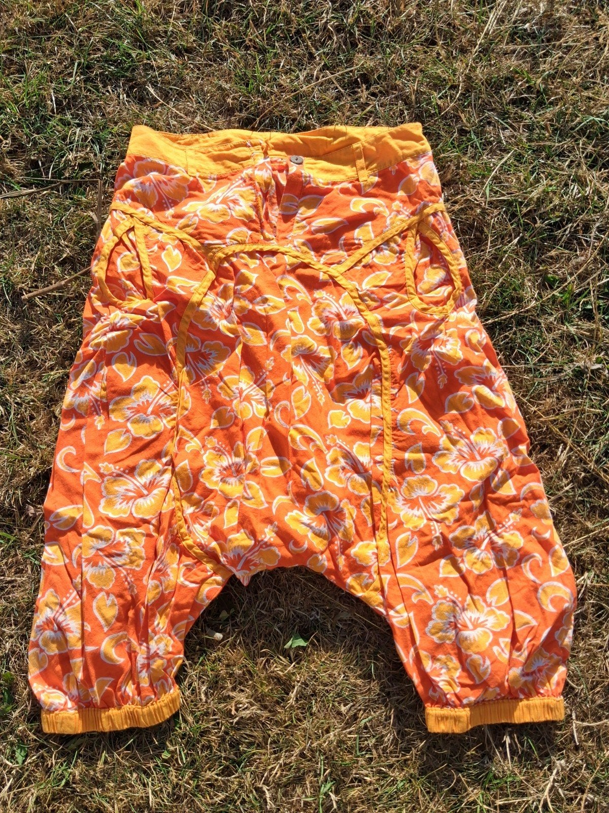 driekwart harem broek bloemen oranje M, Kleding | Dames, Broeken en Pantalons, Ophalen of Verzenden, Zo goed als nieuw, Maat 38/40 (M)