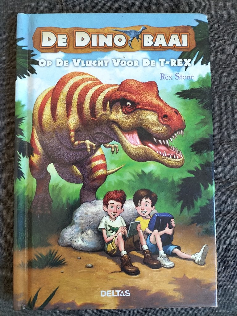 Rex Stone - De Dino baai - Op de vlucht voor de T-Rex, Ophalen of Verzenden, Zo goed als nieuw, Rex Stone, Fictie algemeen