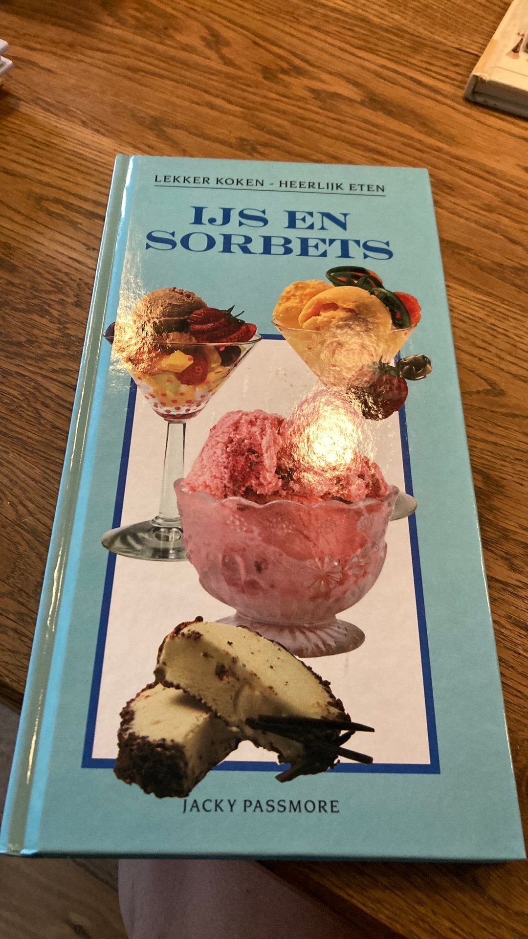 Boek: Ijs en sorbets maken, Ophalen of Verzenden, Zo goed als nieuw