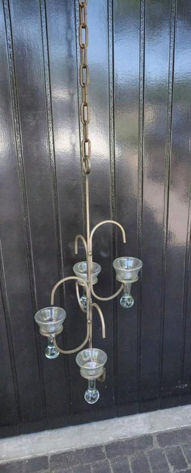 Smeedijzeren hangkandelaar met 4 glazen kelken, Gebruikt, Vintage, Ophalen of Verzenden, Glas