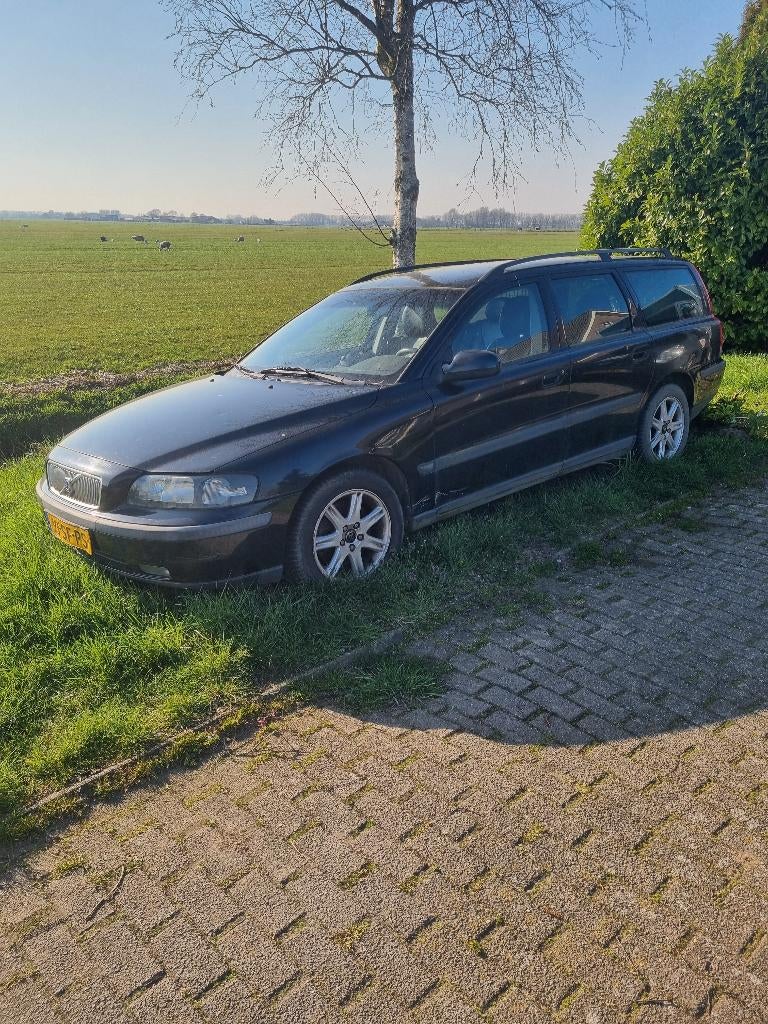 Youngtimer Volvo V70 2.4 T 200PK AUT 2002 Zwart, Auto's, Zwart, Zwart, 2435 cc, 93 €/maand