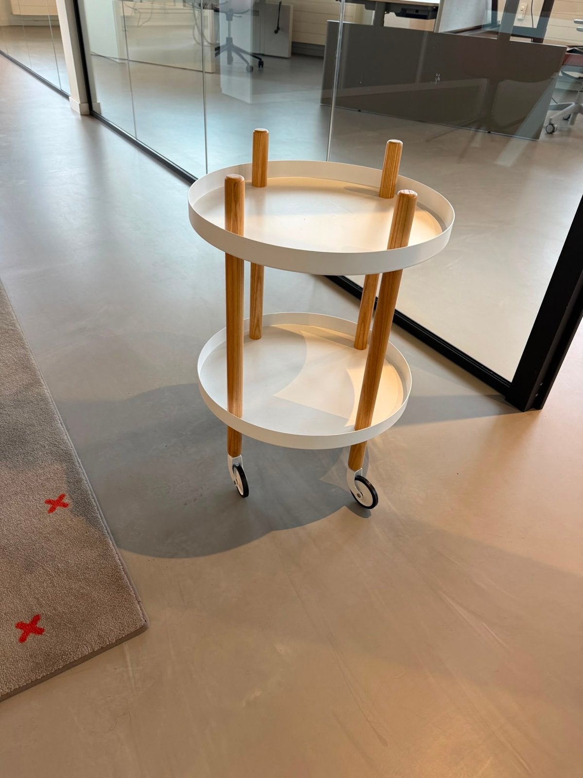 Normann Copenhagen trolley wit/eiken (verrijdbaar), Ophalen, Minder dan 55 cm, Rond, Zo goed als nieuw