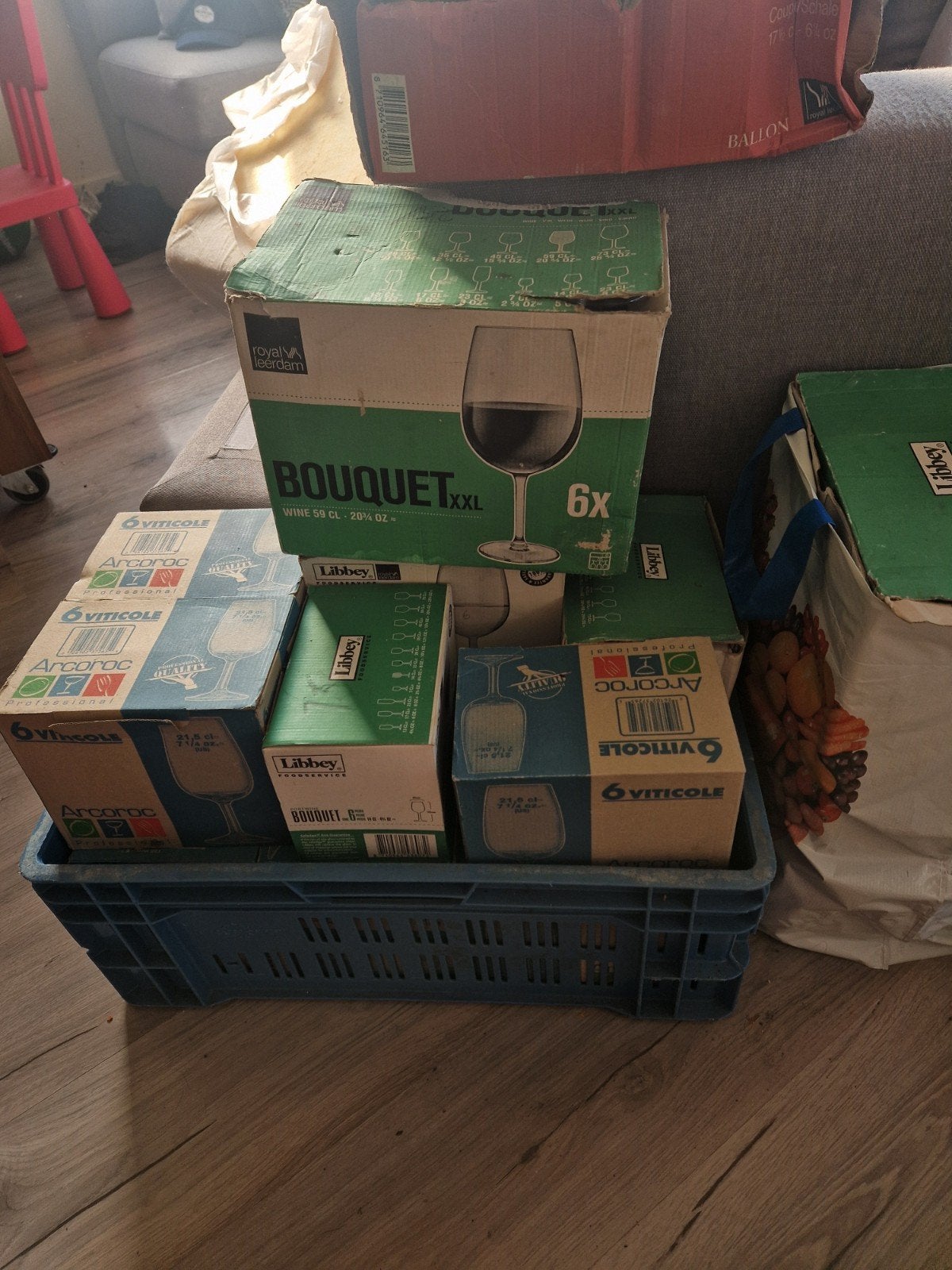 paar dozen met verschillende wijn glazen, Ophalen of Verzenden