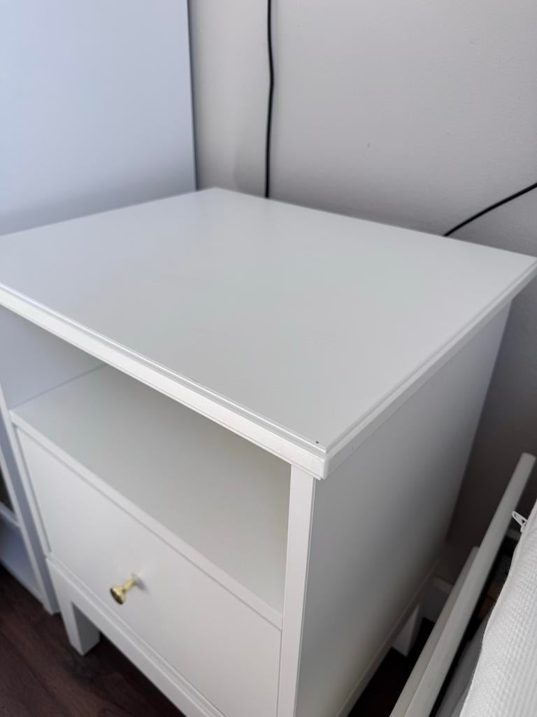 IKEA IDANÄS Nachtkastje - Wit met lade en open vak, Huis en Inrichting, Slaapkamer | Nachtkastjes, Zo goed als nieuw, 55 tot 70 cm