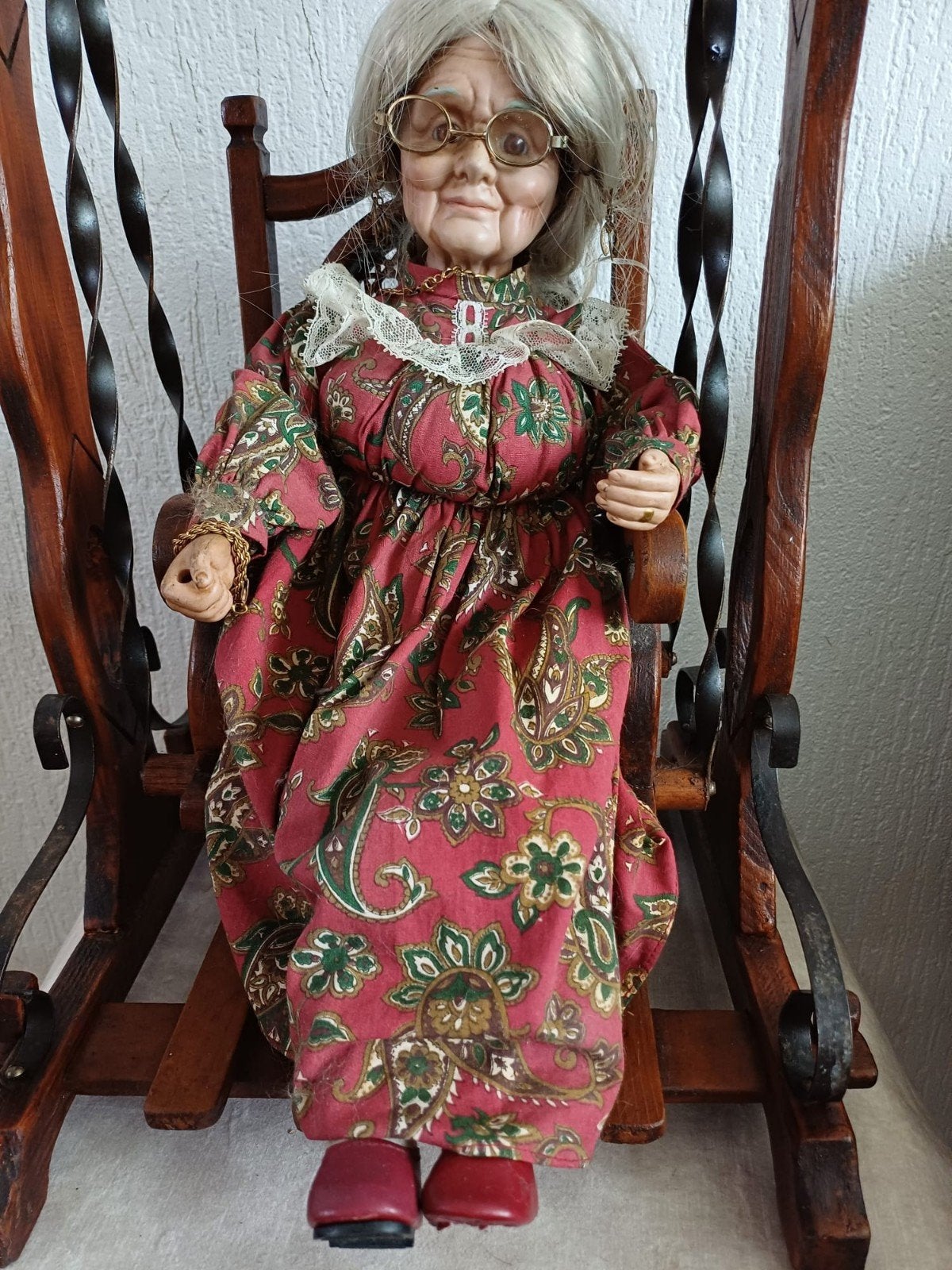 Oude dame pop in schommelstoel, Ophalen of Verzenden, Gebruikt, Pop
