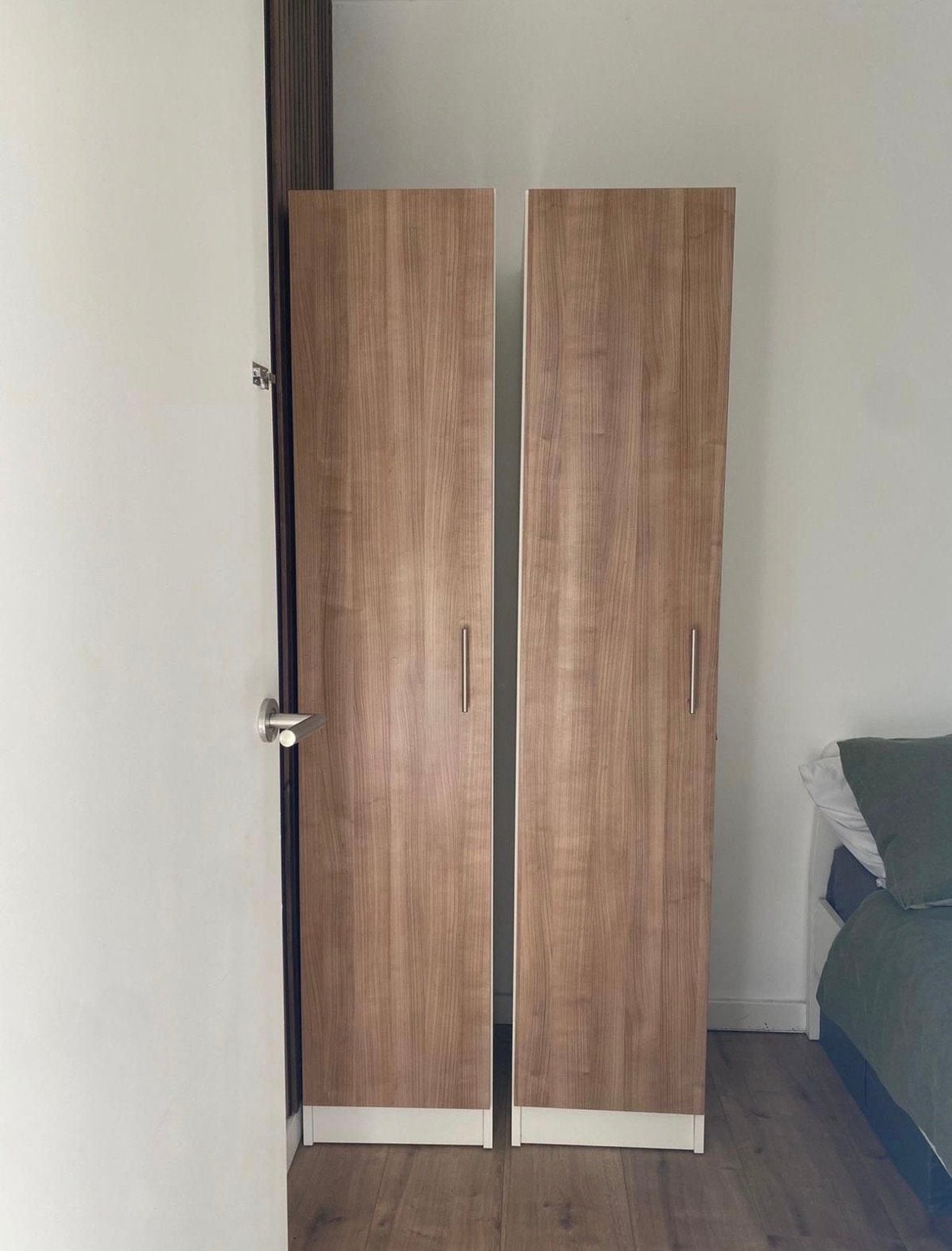 Two single door wardrobes and a small dresser., Ophalen, Zo goed als nieuw, Binnendeur, 200 tot 215 cm