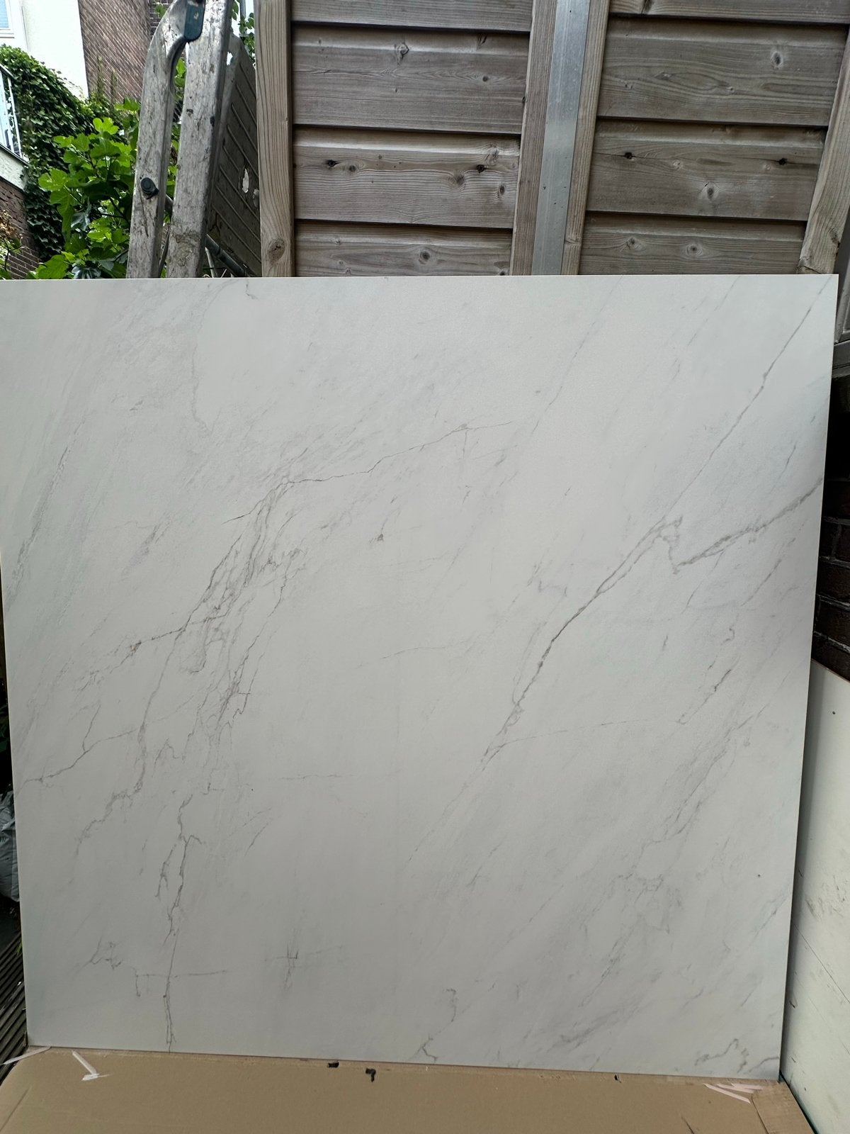 Grote Porcelanosa keramische tegel, wit marmerlook, Doe-het-zelf en Verbouw, Ophalen, 60 cm of meer, Keramiek, Nieuw
