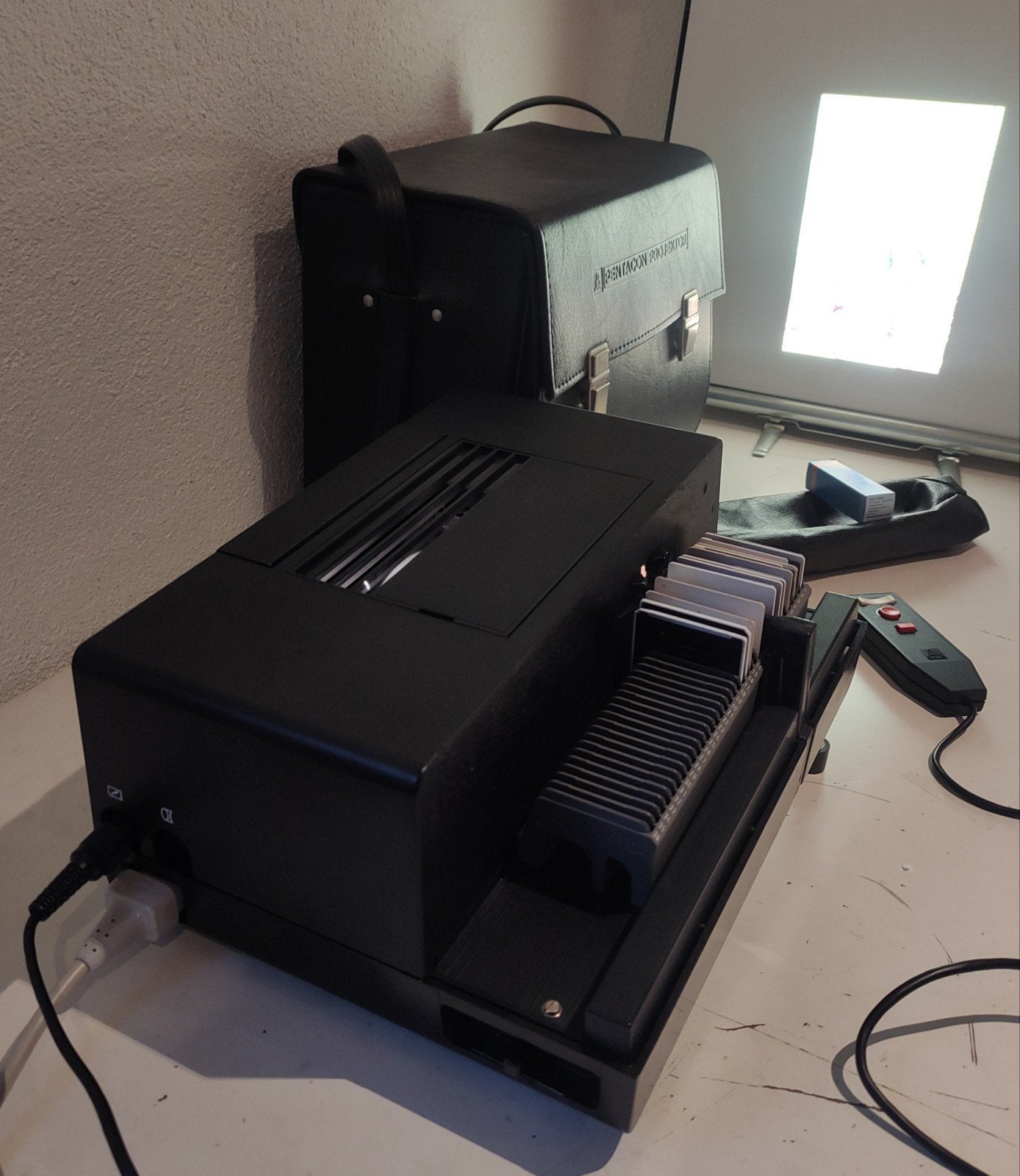 PRAKTICA 150 A DIAPROJECTOR met RESERVELAMP + OPBERGHOES, Ophalen of Verzenden