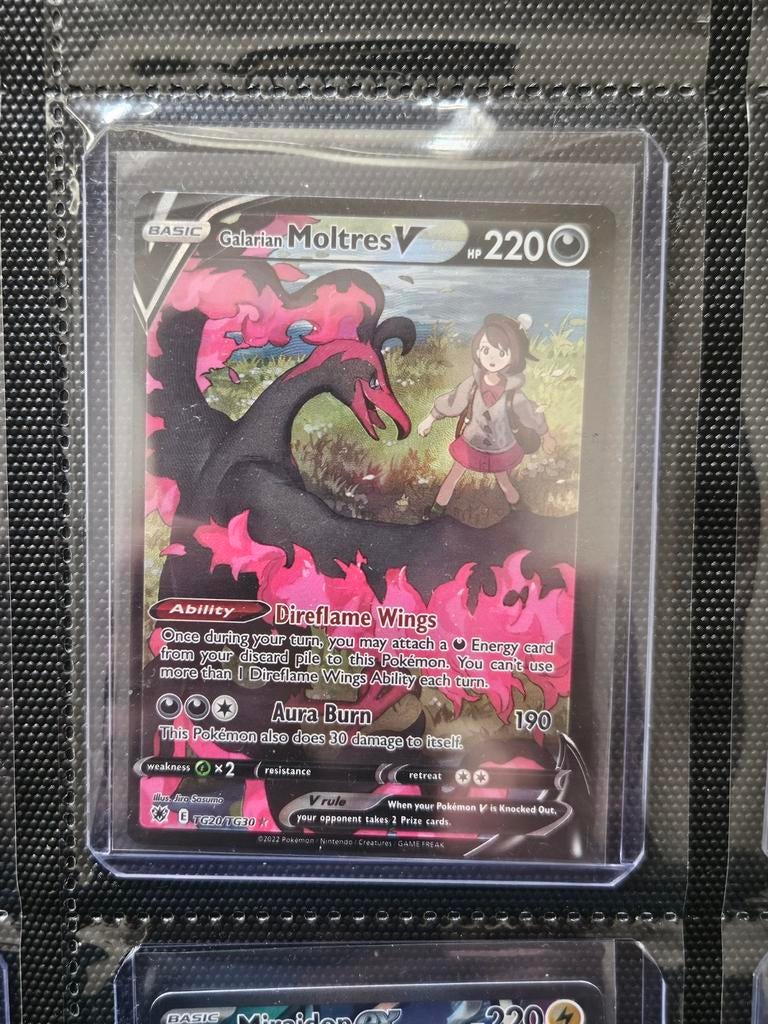 Pokemon Galarian Moltres V TG20/TG30 Astral Radiance, Hobby en Vrije tijd, Verzamelkaartspellen | Pokémon, Ophalen of Verzenden