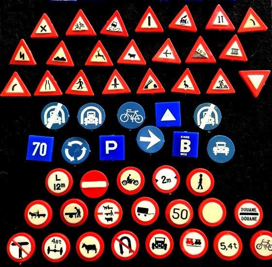 Verkeersborden spelden uit de 60er jaren- 54 stuks, Verzamelen, Verzenden, Zo goed als nieuw, Transport, Speldje of Pin