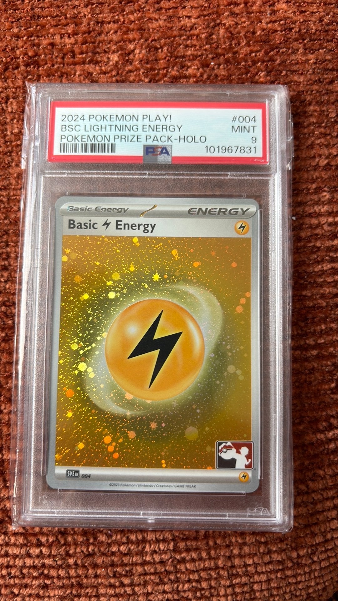 Pokemon play lightning energy psa 9, Hobby en Vrije tijd, Verzamelkaartspellen | Pokémon, Verzenden, Zo goed als nieuw