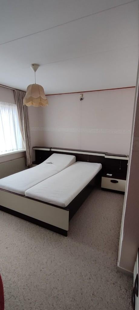 Bed met elektrisch verstelbare bodems 140x200, Ophalen, Bruin, 140 cm, Twijfelaar