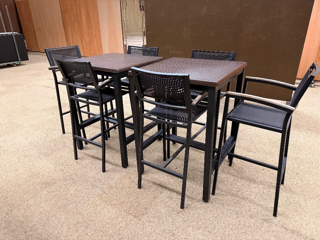Hoge buitentafel(s) met krukken, 2 krukken, Ophalen, Gebruikt, 60 tot 90 cm
