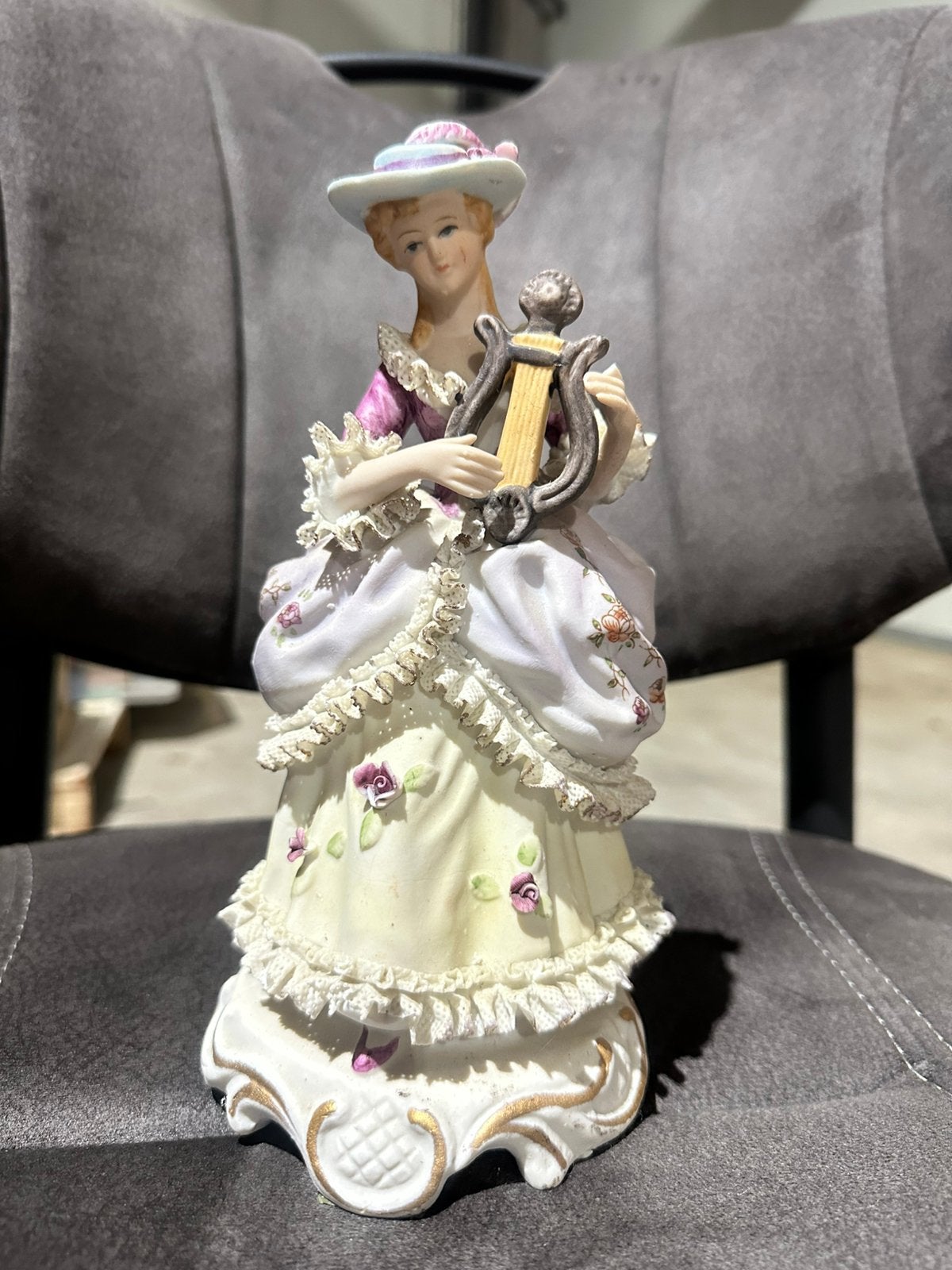 Beeldje van vrouw mer viool, Ophalen of Verzenden