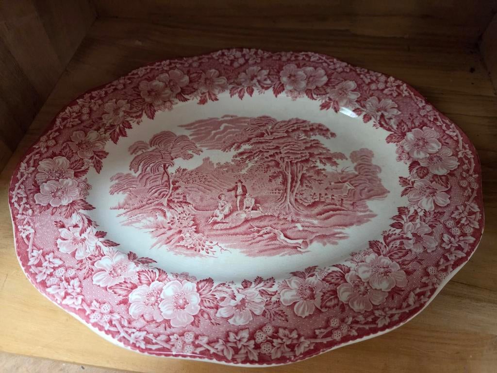 Ovale schaal met rood-wit landschap. Wedgwood 'woodland'