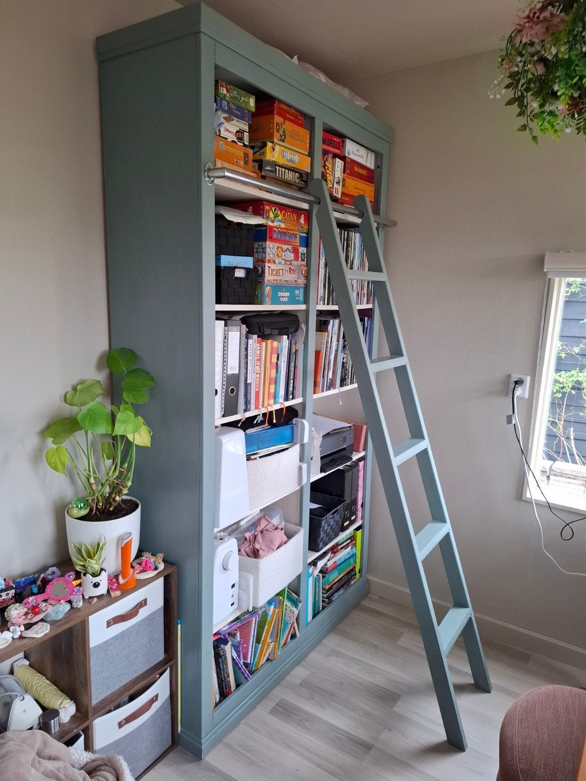 Hoge boekenkast met ladder - 230,5 cm hoog, Ophalen, Met plank(en), Gebruikt, 100 tot 150 cm