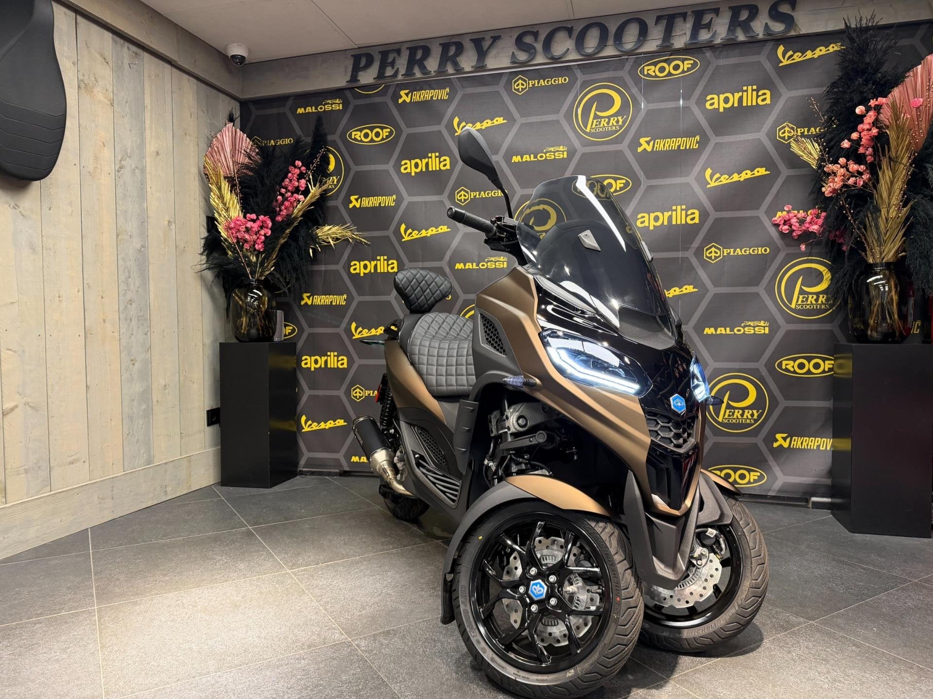 Piaggio 310 MP3 HPE Sport EURO5+ 2026 SPECIALPAINT MARRAKECH, Gedempte oude gracht 112
2011GW   Haarlem, Scooter, Piaggio, 310 cc