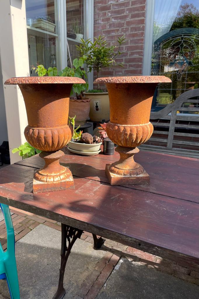2 gietijzeren tuinvazen bloempotten, Tuin en Terras, Ophalen, Zo goed als nieuw