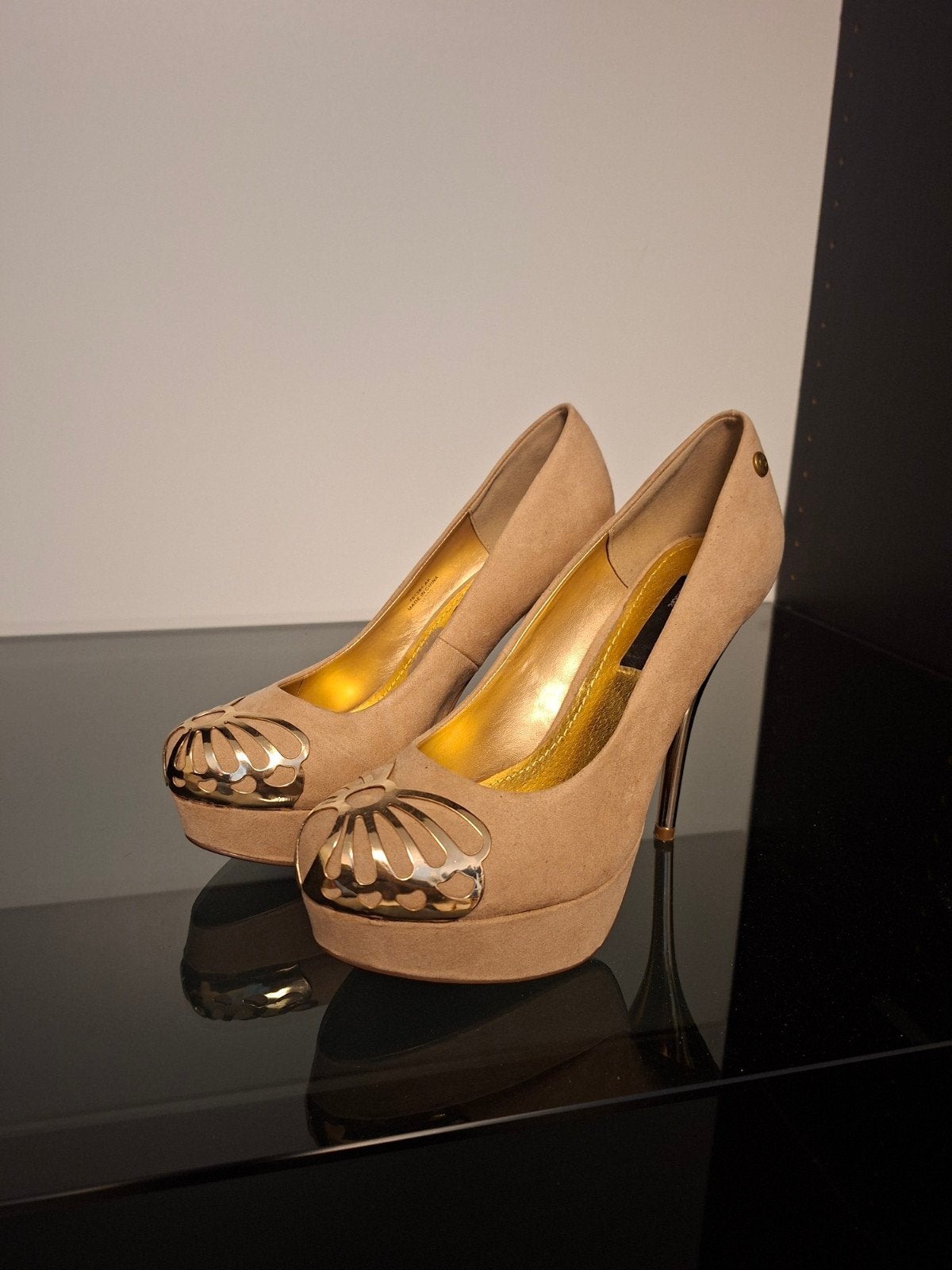 Beige pumps met gouden details, maat 40, Kleding | Dames, Ophalen of Verzenden, Zo goed als nieuw, Beige, Pumps