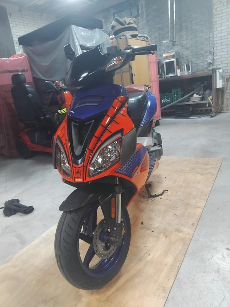 Unieke Aprilia sr Factory spider-man Piaggio, Fietsen en Brommers, Scooters | Aprilia, Ophalen, Gebruikt, Benzine, SR 50