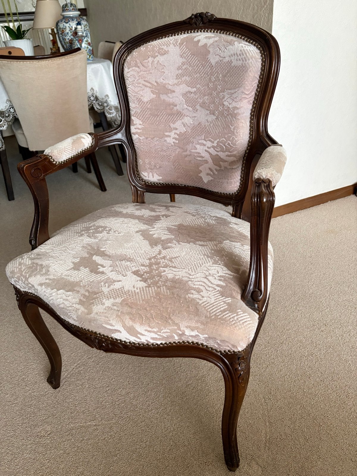 Antieke fauteuil met sierlijk houtsnijwerk en stoffen bekled, Ophalen of Verzenden