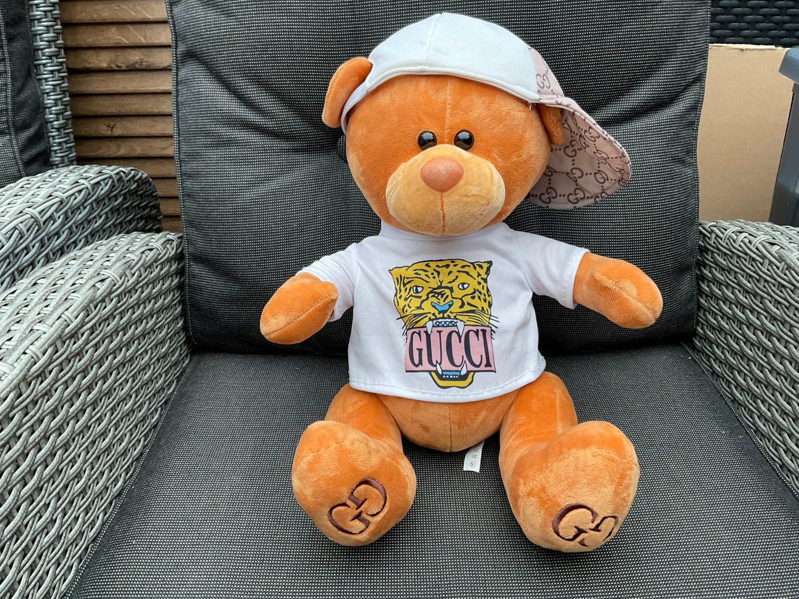 Nieuwe zgan beer teddybeer 35/40cm shirtje en pet, Ophalen, Nieuw, Stoffen beer, Overige merken