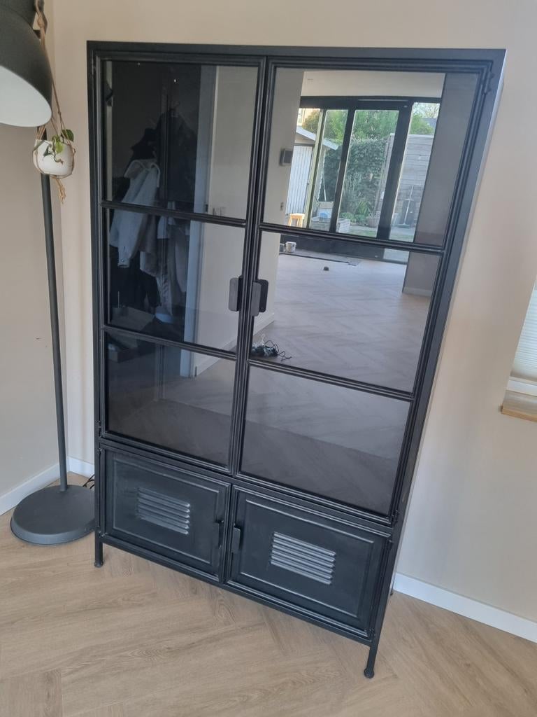 Zwarte metalen kast met glas - Industriële stijl, Ophalen, 50 tot 100 cm, Glas, 25 tot 50 cm