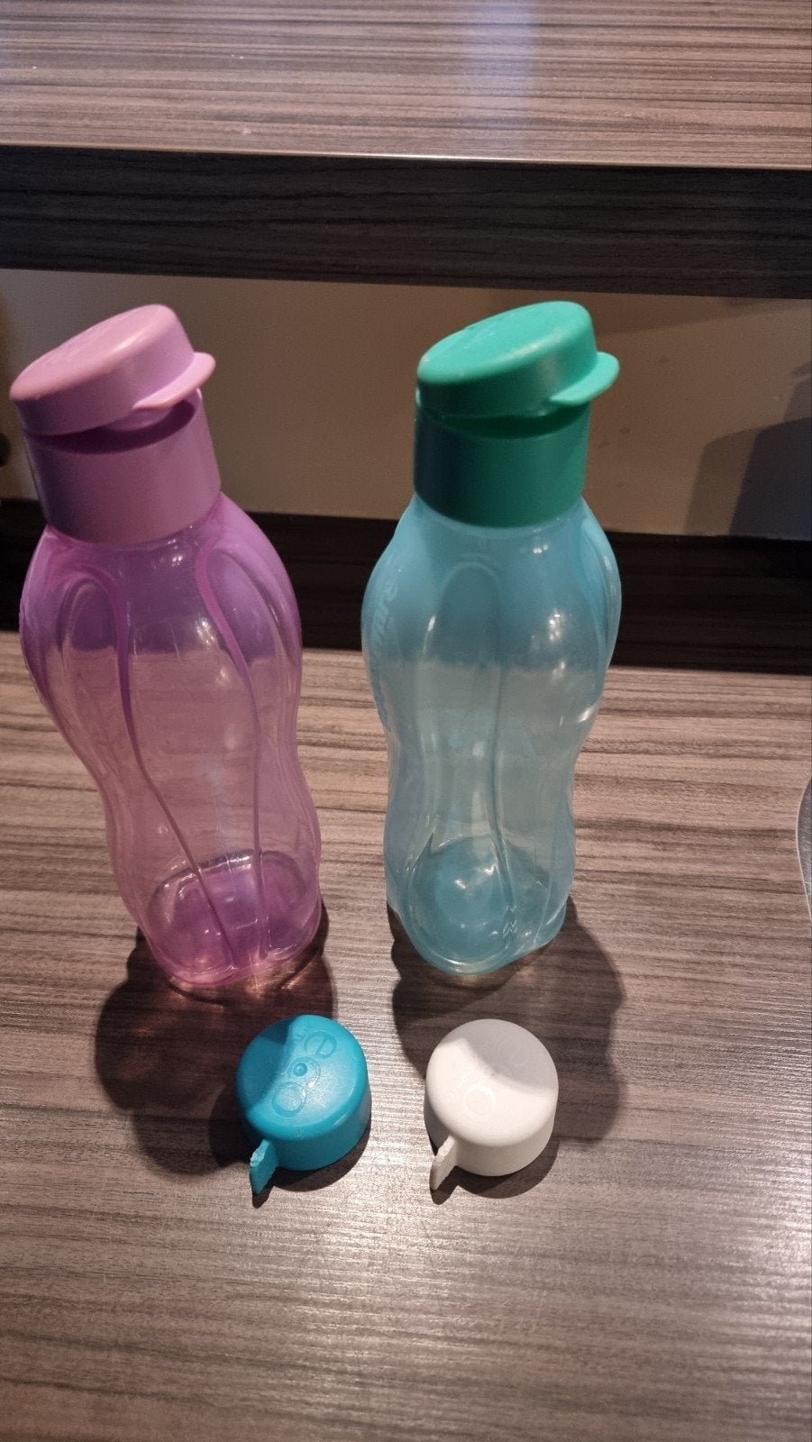 2 Tupperware eco flessen 750ml roze/turquoise + extra doppen, Gebruikt, Overige kleuren, Met deksel, 750 ml