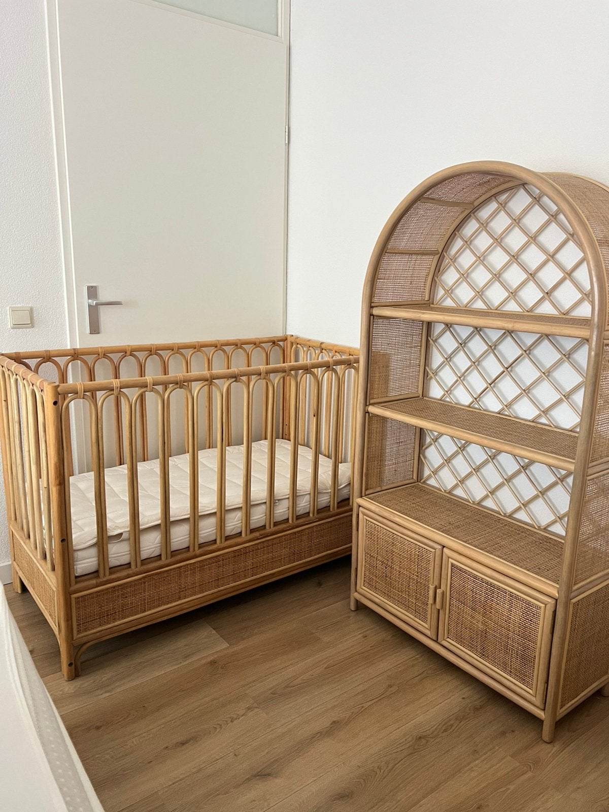 Boho rotan baby ledikant en kast slaapkamer baby, Kinderen en Baby's, Ophalen of Verzenden, Zo goed als nieuw, Ledikant
