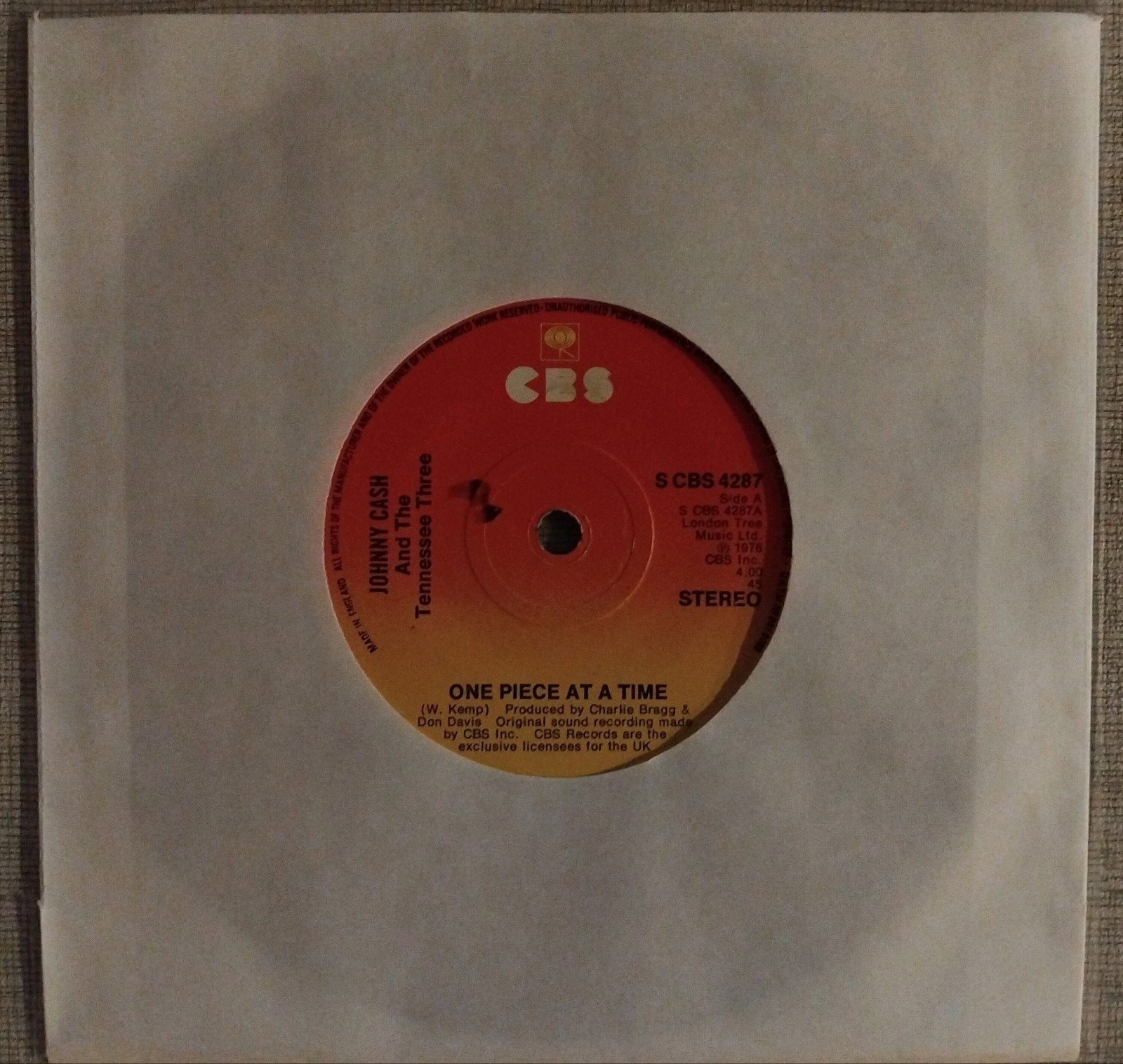 SINGLE: Johnny Cash - One piece at a time, Gebruikt, 7 inch, Ophalen of Verzenden, Beschermende buitenhoes
