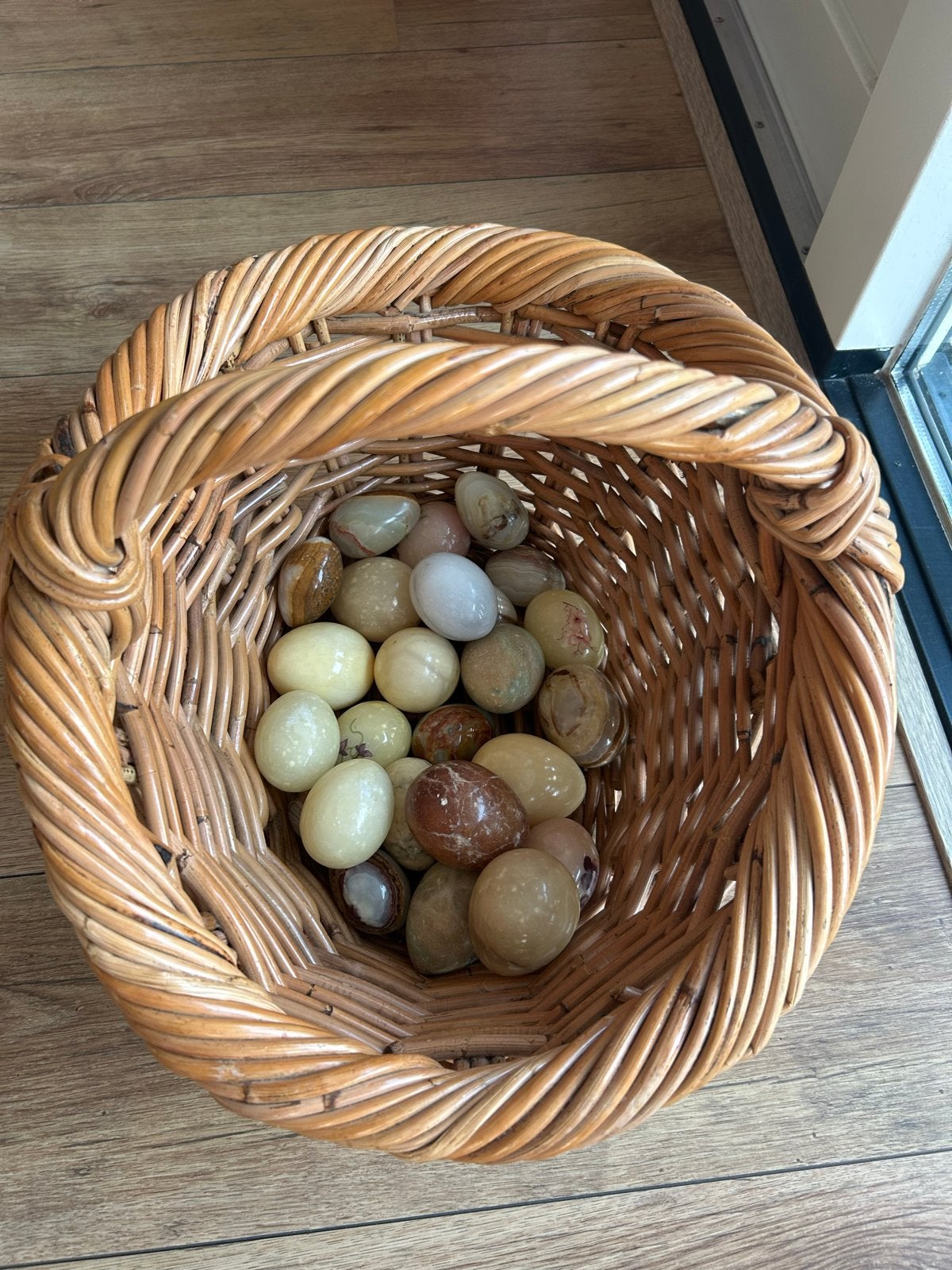 Decoratieve mand met 24 marmeren eieren, Ophalen, Zo goed als nieuw