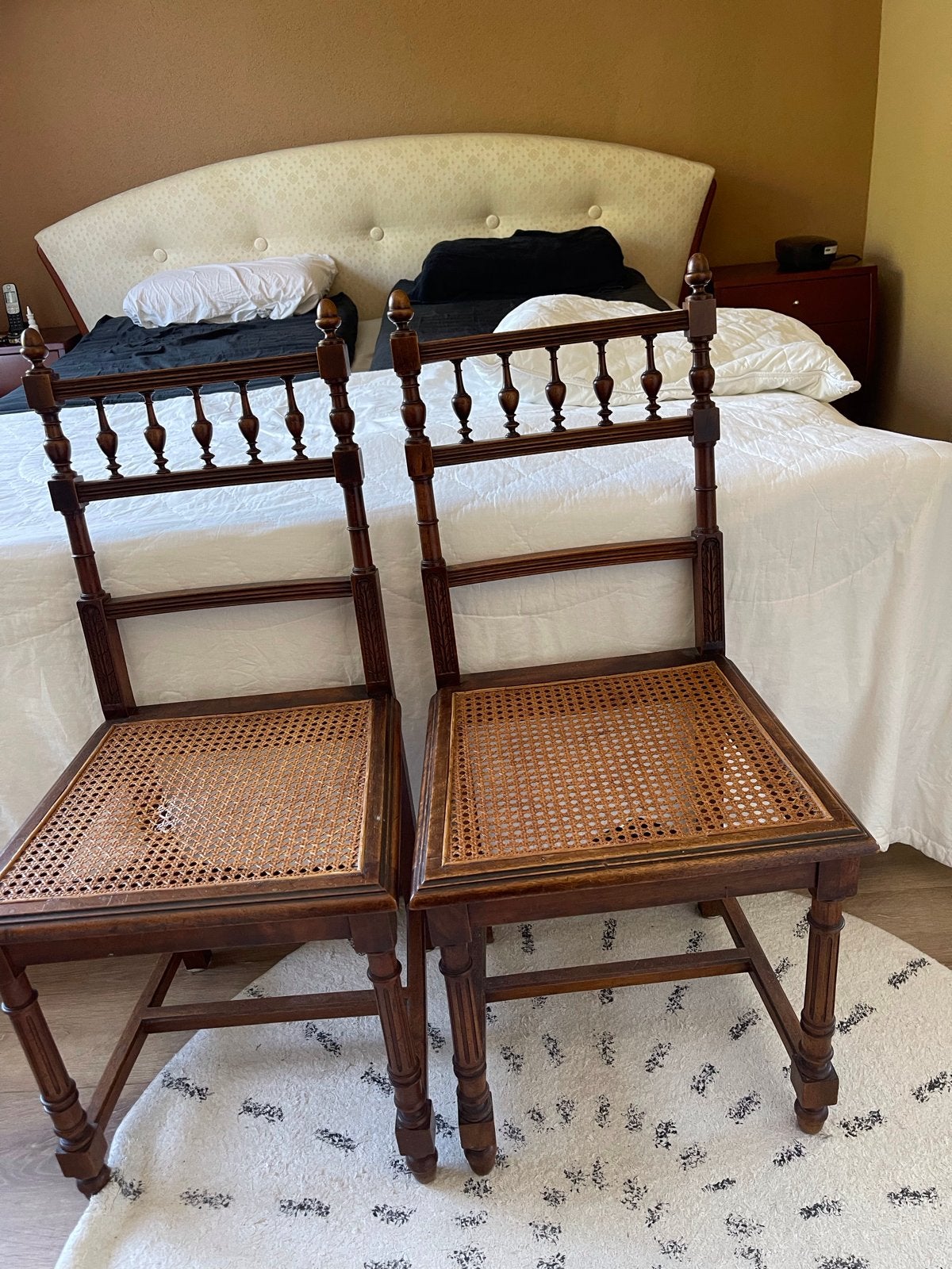 Set van 2 antieke houten stoelen met rotan zitting, Antiek en Kunst, Ophalen