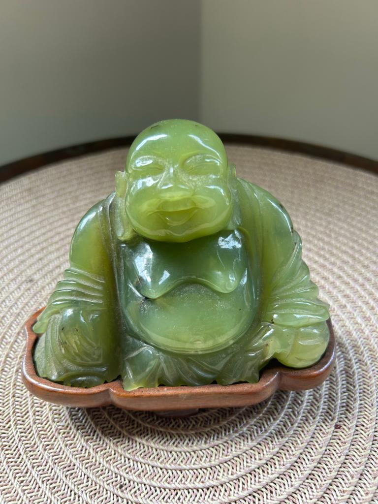 Groene Jade Boeddha Beeldje met Houten Sokkel - 13 cm breed, Ophalen of Verzenden, Gebruikt
