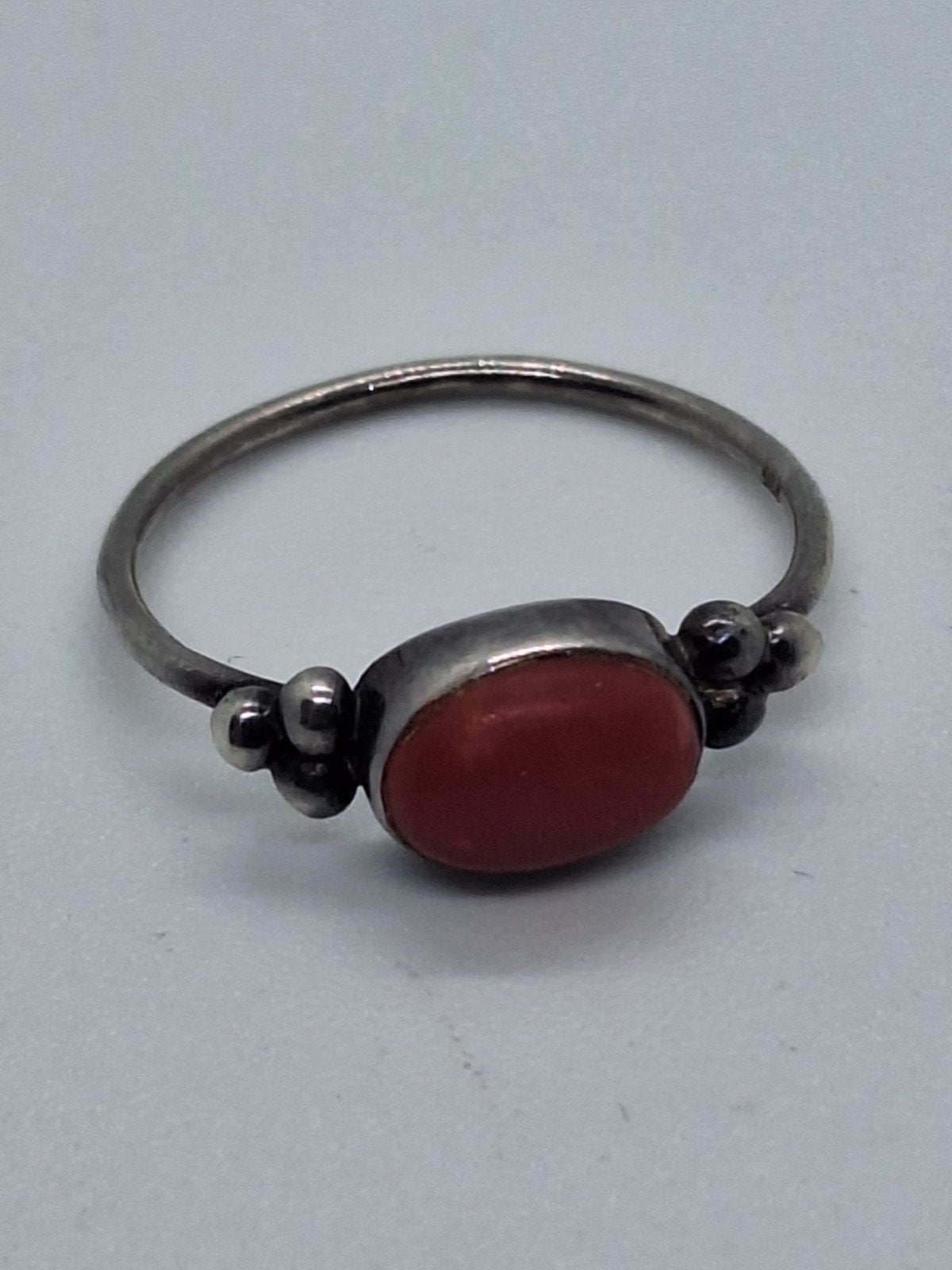 Zilveren ring met bloedkoraal, maat 17, Sieraden, Tassen en Uiterlijk, Gebruikt, Ophalen of Verzenden, 17 tot 18, Met edelsteen