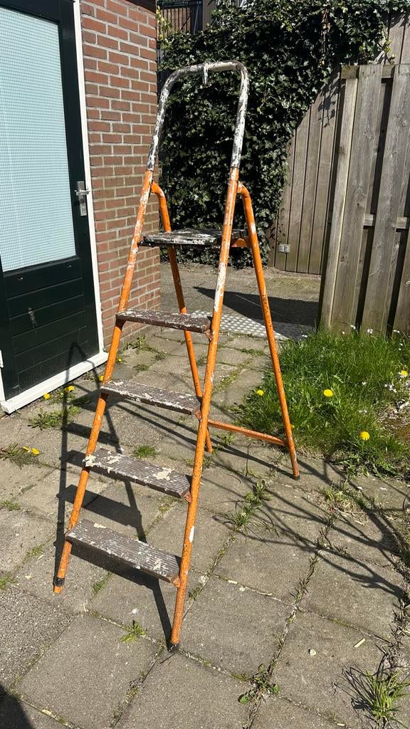 Gebruikte oranje ladder met 5 treden, Ophalen of Verzenden, Gebruikt, Ladder, Minder dan 2 meter