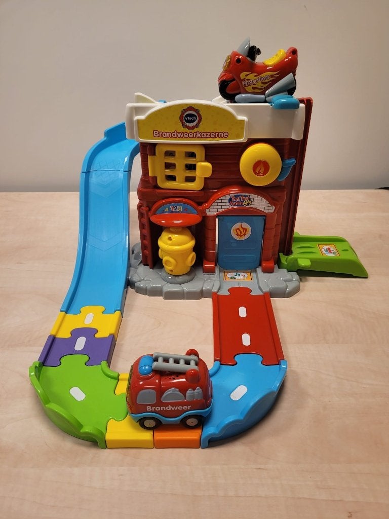 Toet Toet auto's Vtech brandweerkazerne met 2 auto's, Ophalen of Verzenden, Gebruikt, 2 tot 4 jaar