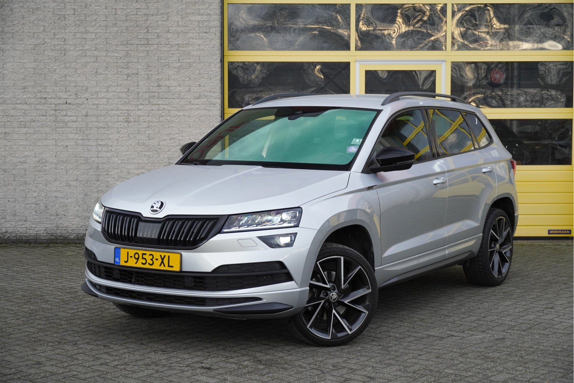 Skoda Karoq 1.5 TSI 150PK! Automaat Sportline Business BJ202, Auto's, Dealer onderhouden, Stof, 4 cilinders, 150 pk