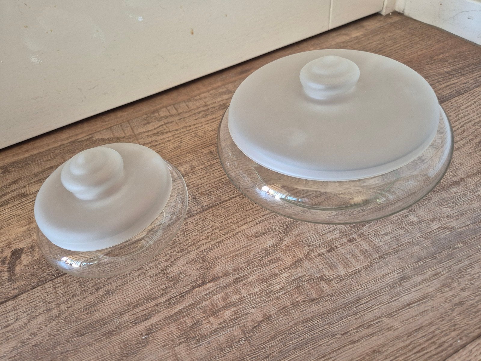 2 glazen bonbonieres, voor koek, snoep of sier, als nieuw, Huis en Inrichting, Ophalen, Glas of Glazen, Overige stijlen, Glas