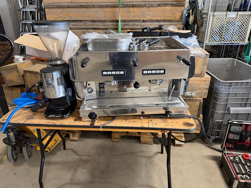 Professionele La San Marco espressomachine met bonenmaler, Gebruikt, Espresso apparaat, 10 kopjes of meer, Koffiebonen