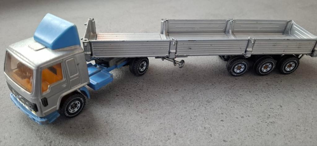 Model Volvo FL7 vrachtwagencabine met oplegger, Hobby en Vrije tijd, Overige merken, Gebruikt, Groter dan 1:32, Ophalen of Verzenden