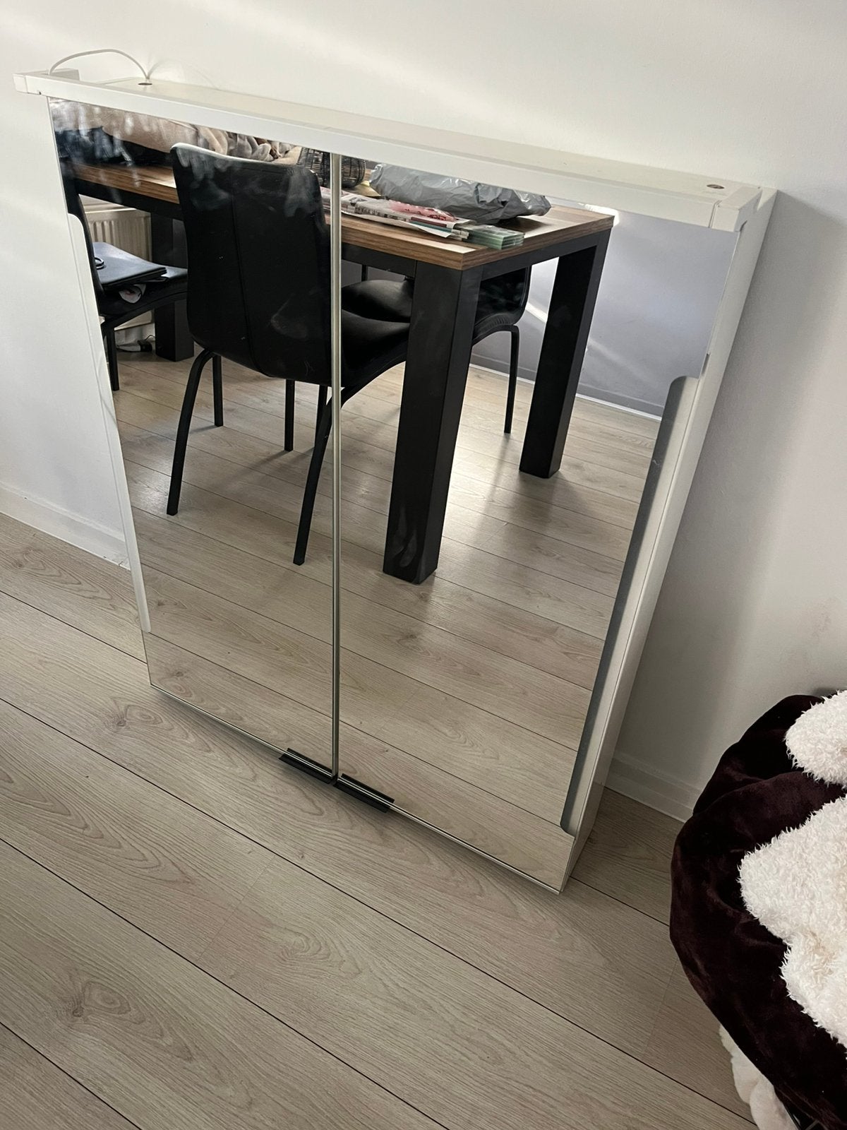 Spiegelkast met schappen, Ophalen