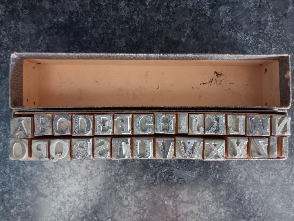 Antiek/ Vintage houten alfabetstempels authentiek stempelset, Ophalen of Verzenden, Overige thema's