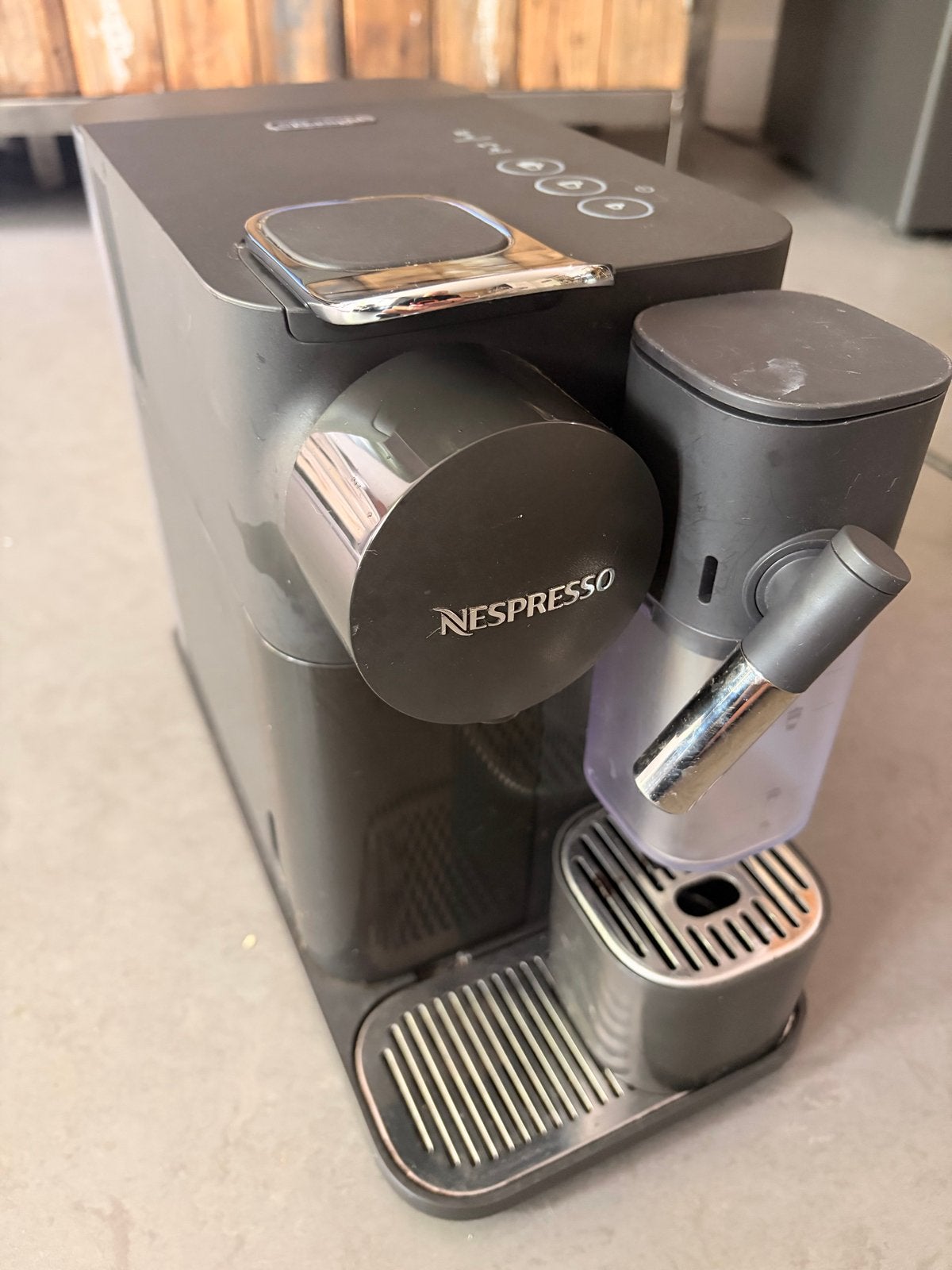 Nespresso Vertuo Lattissima - Koffie- en Espressomachine, Koffiemachine, Ophalen of Verzenden, Zo goed als nieuw, 2 tot 4 kopjes