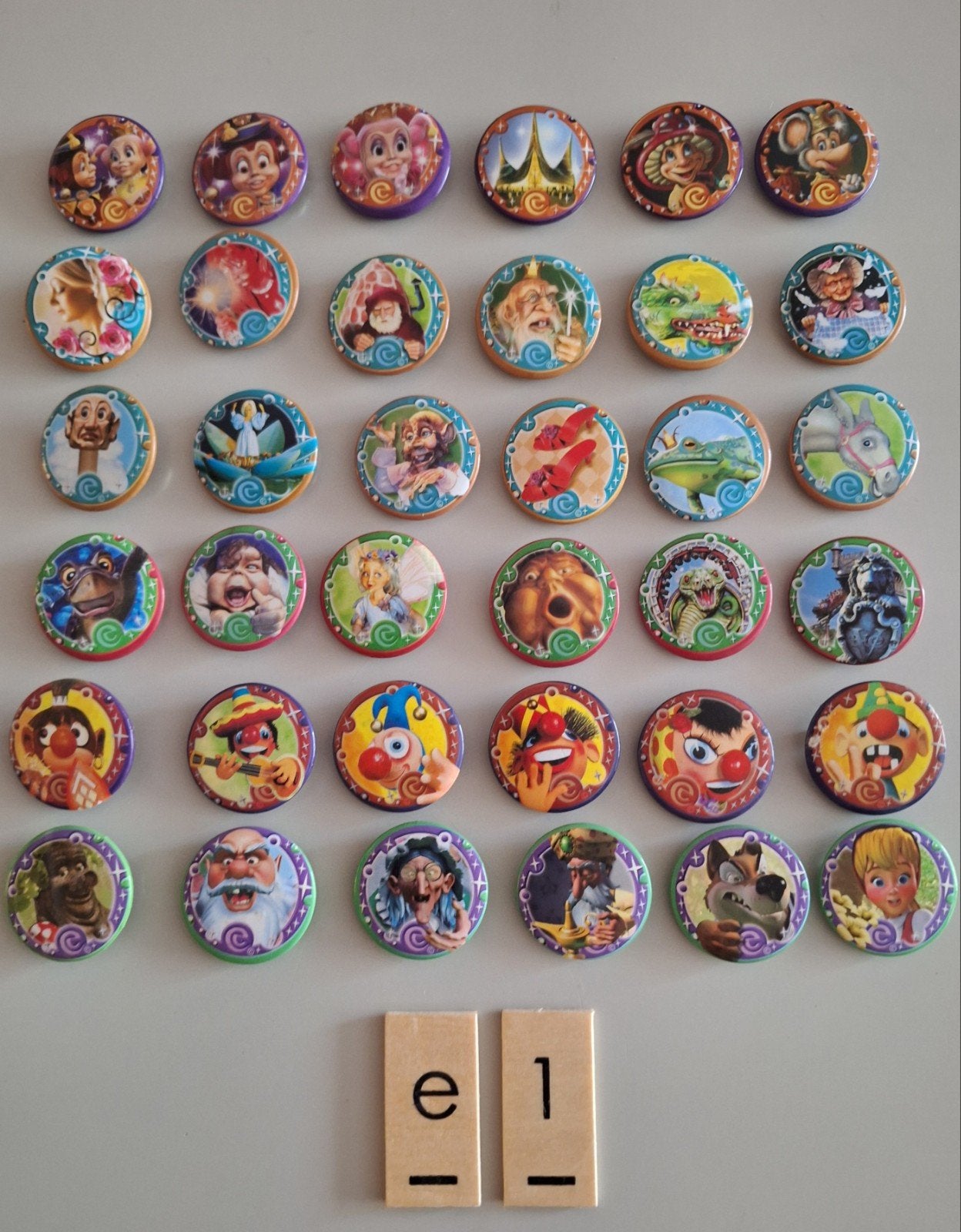 Efteling buttons, 36 verschillende uit 2007 uitgegeven Spar, Verzamelen, Ophalen of Verzenden, Button of Speldje