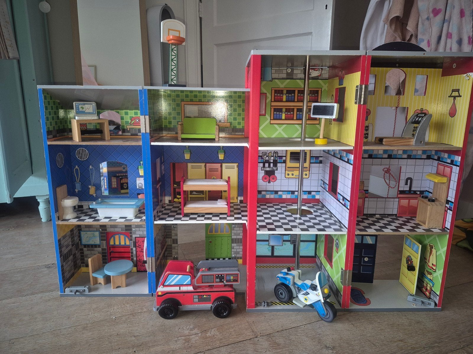 Grote Houten brandweerhuis met Meubels en Voertuigen, Ophalen, Gebruikt, Poppenhuis