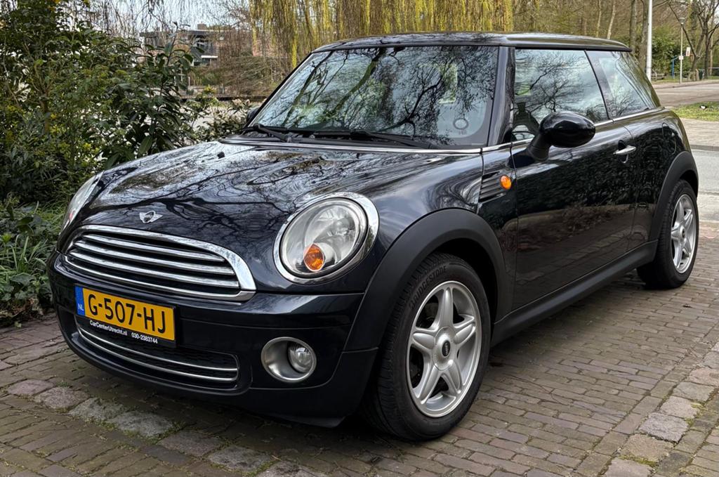 Mini Cooper Chili Metallic Zwart | Panoramadak | APK 03-2027, Auto's, Mini, Voorwielaandrijving, 4 cilinders, 4 stoelen, Leder en Stof