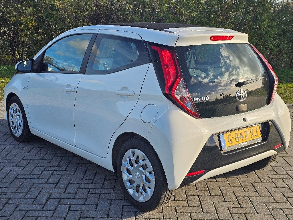 Toyota Aygo 1.0 VVT-i x-play limited | Open dak | Lage km, Voorwielaandrijving, Dealer onderhouden, Euro 6, 4 stoelen