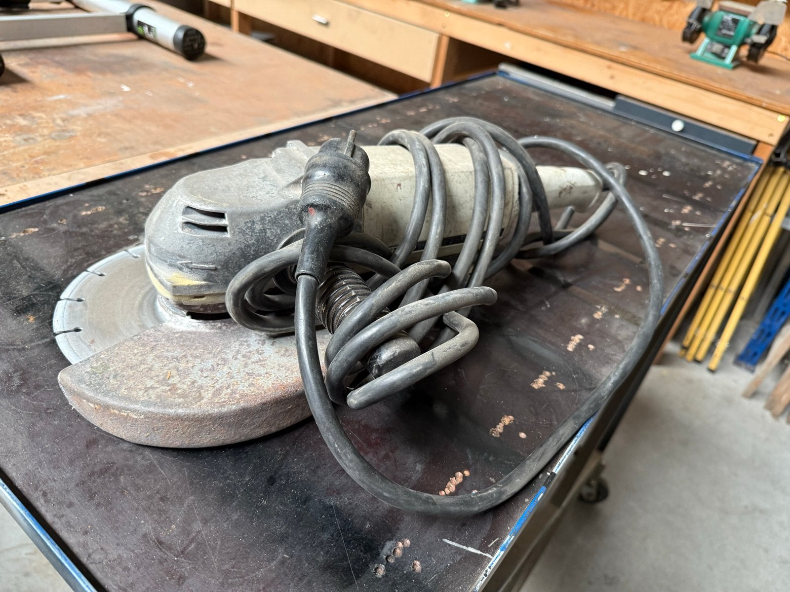 Gebruikte haakse slijper met slijpschijf, Doe-het-zelf en Verbouw, Gereedschap | Slijpmachines, Ophalen, Gebruikt, 700 tot 1000 watt