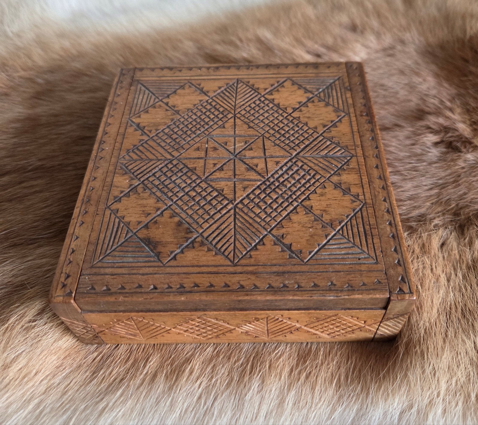 Vintage houten doosje met handgesneden geometrisch patroon, Ophalen of Verzenden