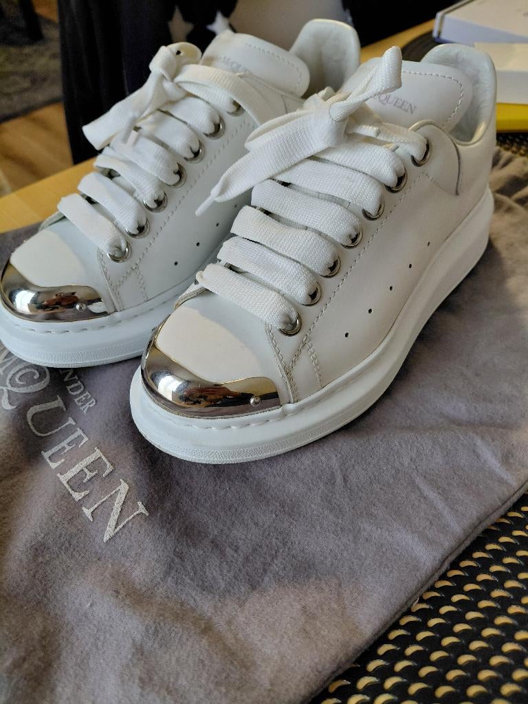 Alexander McQueen, Ophalen of Verzenden, Zo goed als nieuw, Wit, Sneakers of Gympen